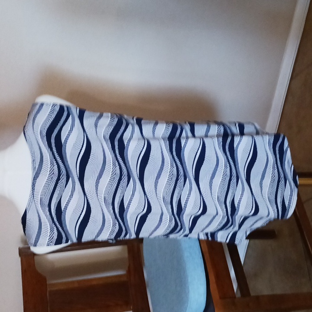 Wave Pattern Sleeveless Top - Picture 5 of 5
